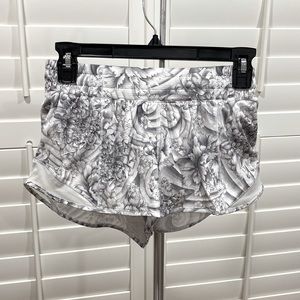 Lululemon Hotty Hot Low-Rise Short 2.5". Size 4. White and gray flower print.